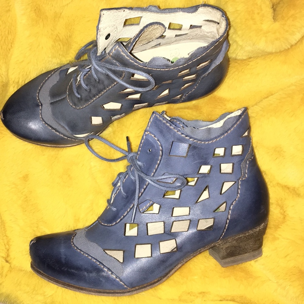 Rovers ankle booties.